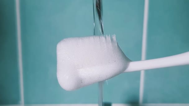 Миття Зубної Пасти Бульбашки Зубної Щітки Під Проточною Водою Концепція — стокове відео