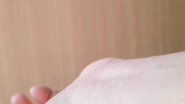 Close Tiro Mulher Idosa Aplicando Creme Loção Branca Nas Mãos — Vídeo de Stock