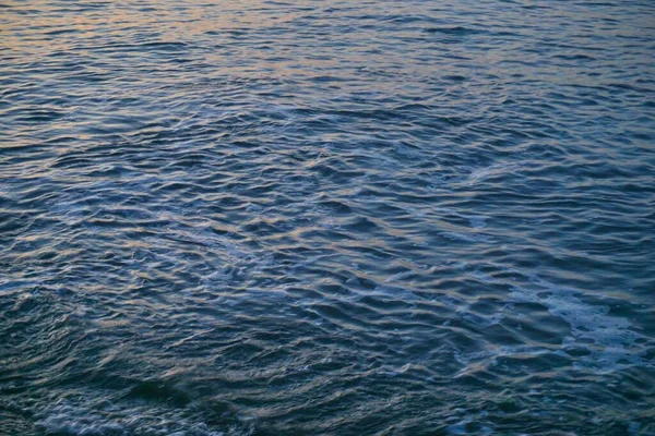 Yüzeyinin Arka Plan Görüntüsü Mavi Deniz Suyu Dokusu Güneşi Yansıtan — Stok fotoğraf