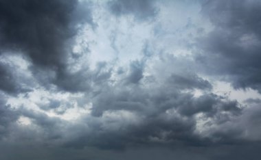 Kasvetli ve ağır sonbahar bulutlu gökyüzü