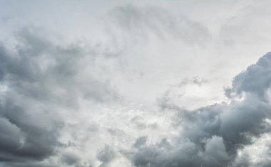 Yağmurdan önce bulutlu gri gökyüzü