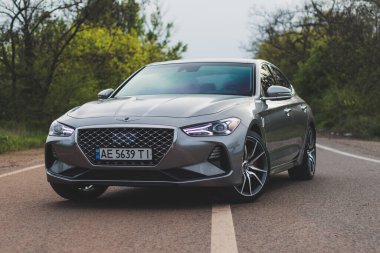 Krivoy Rog, Ukrayna - 4 Mayıs 2023: Gri araba Genesis G70 'in sokak fotoğrafı.