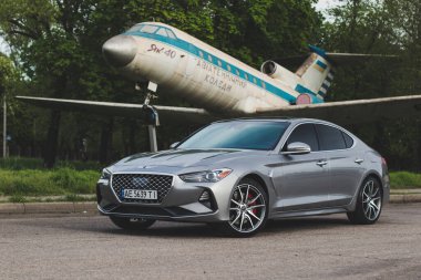 Krivoy Rog, Ukrayna - 4 Mayıs 2023: Gri araba Genesis G70 'in sokak fotoğrafı.