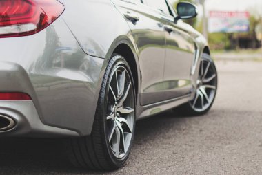 Krivoy Rog, Ukrayna - 4 Mayıs 2023: Gri araba Genesis G70 'in sokak fotoğrafı.