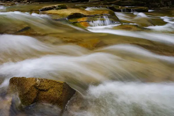 Zdjęcie Górskiej Rzeki Kamieniami — Zdjęcie stockowe