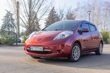 Krivoy Rog, Ukrayna, 11 Kasım 2023: Kırmızı araba Nissan Leaf 'in sokak fotoğrafı.