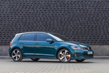 Krivoy Rog, Ukrayna - 24 Mart 2024: Yeşil araba Volkswagen Golf GTI 'nin sokak fotoğrafı.