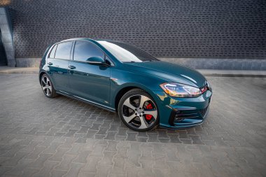 Krivoy Rog, Ukrayna - 24 Mart 2024: Yeşil araba Volkswagen Golf GTI 'nin sokak fotoğrafı.