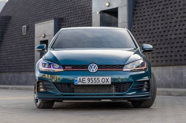 Krivoy Rog, Ukrayna - 24 Mart 2024: Yeşil araba Volkswagen Golf GTI 'nin sokak fotoğrafı.