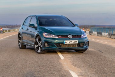 Krivoy Rog, Ukrayna - 24 Mart 2024: Yeşil araba Volkswagen Golf GTI 'nin sokak fotoğrafı.