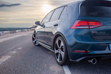 Krivoy Rog, Ukrayna - 24 Mart 2024: Yeşil araba Volkswagen Golf GTI 'nin sokak fotoğrafı.