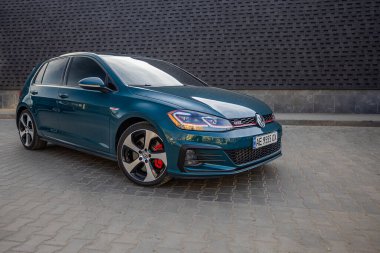 Krivoy Rog, Ukrayna - 24 Mart 2024: Yeşil araba Volkswagen Golf GTI 'nin sokak fotoğrafı.