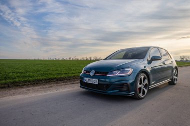 Krivoy Rog, Ukrayna - 24 Mart 2024: Yeşil araba Volkswagen Golf GTI 'nin sokak fotoğrafı.