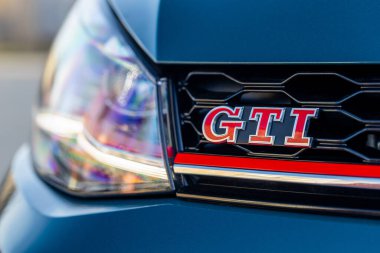 Krivoy Rog, Ukrayna - 24 Mart 2024: Yeşil araba Volkswagen Golf GTI 'nin sokak fotoğrafı.