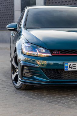 Krivoy Rog, Ukrayna - 24 Mart 2024: Yeşil araba Volkswagen Golf GTI 'nin sokak fotoğrafı.