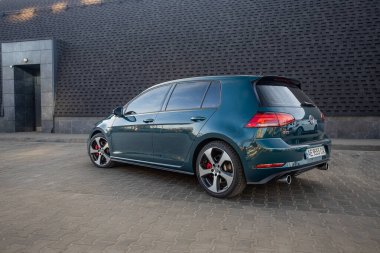 Krivoy Rog, Ukrayna - 24 Mart 2024: Yeşil araba Volkswagen Golf GTI 'nin sokak fotoğrafı.