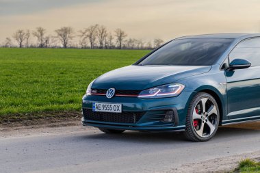 Krivoy Rog, Ukrayna - 24 Mart 2024: Yeşil araba Volkswagen Golf GTI 'nin sokak fotoğrafı.