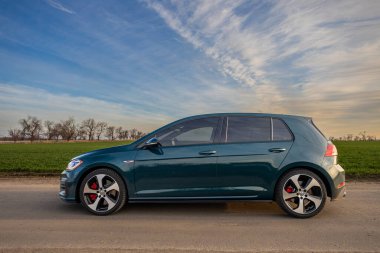 Krivoy Rog, Ukrayna - 24 Mart 2024: Yeşil araba Volkswagen Golf GTI 'nin sokak fotoğrafı.