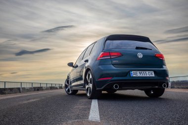 Krivoy Rog, Ukrayna - 24 Mart 2024: Yeşil araba Volkswagen Golf GTI 'nin sokak fotoğrafı.