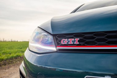 Krivoy Rog, Ukrayna - 24 Mart 2024: Yeşil araba Volkswagen Golf GTI 'nin sokak fotoğrafı.