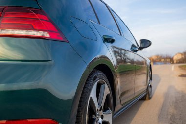 Krivoy Rog, Ukrayna - 24 Mart 2024: Yeşil araba Volkswagen Golf GTI 'nin sokak fotoğrafı.