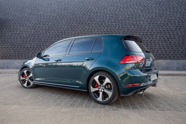 Krivoy Rog, Ukrayna - 24 Mart 2024: Yeşil araba Volkswagen Golf GTI 'nin sokak fotoğrafı.