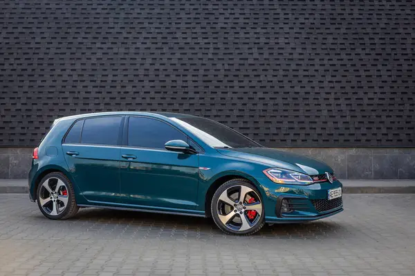 Krivoy Rog, Ukrayna - 24 Mart 2024: Yeşil araba Volkswagen Golf GTI 'nin sokak fotoğrafı.