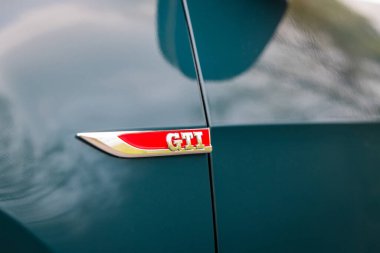 Krivoy Rog, Ukrayna - 14 Nisan 2024: Yeşil araba Volkswagen Golf GTI 'nin sokak fotoğrafı.