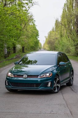 Krivoy Rog, Ukrayna - 14 Nisan 2024: Yeşil araba Volkswagen Golf GTI 'nin sokak fotoğrafı.
