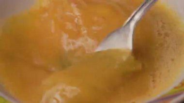 Tabakta çatalla yumurta çırpma videosu..