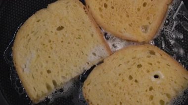 Kızartma tavasında kızarmış ekmek..