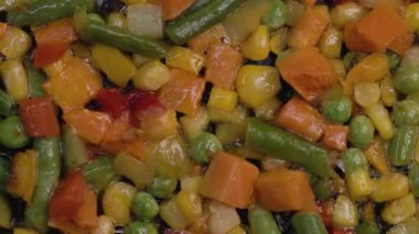 Donmuş sebzelerden oluşan bir karışım kızartma tavasında duruyor..