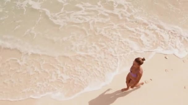 Vista Aérea Chica Caminando Playa Tropical Como Olas Mar Turquesa — Vídeos de Stock