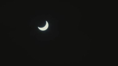 25 Ekim 2022 'de kısmi güneş tutulması. Sun 'ın kapsamı, Moskova konumu. ND filtresi, hızlan, vfx yok. Yüksek kalite 4k görüntü
