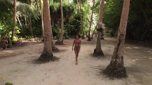 Mulher Asiática Maiô Está Indo Direção Praia Através Selva Ilha — Vídeo de Stock