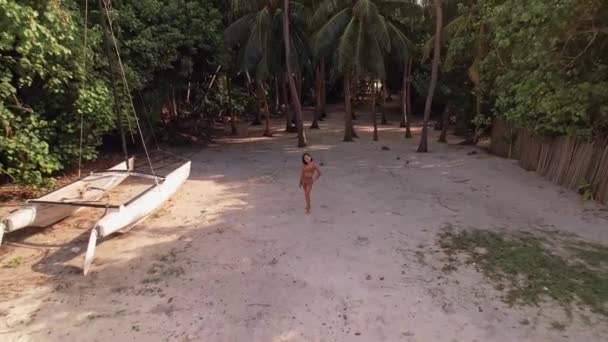 Азійка Купальнику Йде Пляжу Через Джунглі Тропічний Острів Мальдівах Концепція — стокове відео
