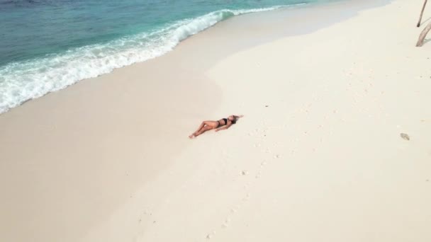 Dron Zrobił Zbliżenie Widok Kobiety Leżącej Piaszczystej Plaży Fale Oceaniczne — Wideo stockowe