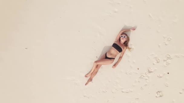 Zdjęcie Lotu Ptaka Kobiety Leżącej Piaszczystej Plaży Falach Oceanicznych Drone — Wideo stockowe