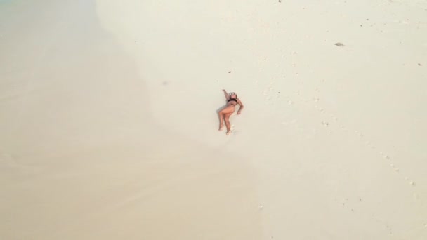 Kumlu Sahilde Uzanmış Okyanus Dalgaları Vücuduna Sıçrayan Bir Kadının Insansız — Stok video