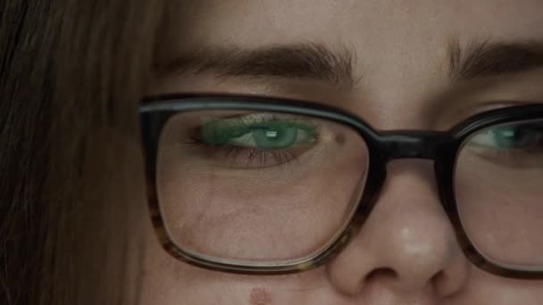 Detailní Portrét Obchodnice Brýlích Forexovým Grafem Odraz Burzovních Grafů Makléřských — Stock video