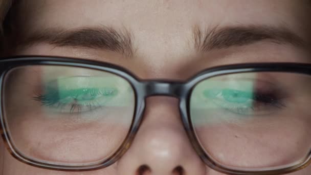 Close Retrato Mulher Comerciante Óculos Com Gráfico Forex Reflexão Gráficos — Vídeo de Stock