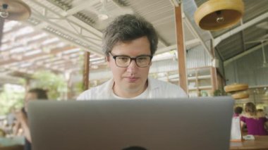 İş adamı, kafede masada otururken interneti taramak, okumak ve mesajlaşmak için akıllı telefonu kullanıyor. Yaşam tarzı, kahve dükkanında çalışmak. Sosyal medya.