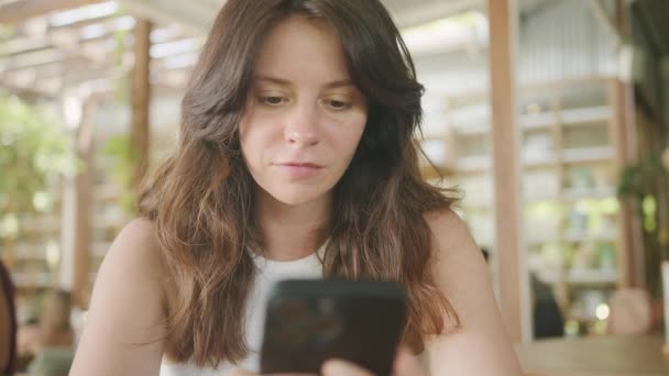 Mulher Freelance Negócios Usando Smartphone Para Navegar Internet Ler Enviar — Vídeo de Stock
