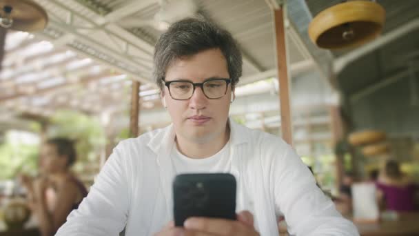 Uomo Affari Freelance Utilizzando Smartphone Navigazione Internet Lettura Sms Mentre — Video Stock