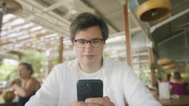 Selbstständiger Geschäftsmann Der Mit Dem Smartphone Internet Surft Liest Und — Stockvideo