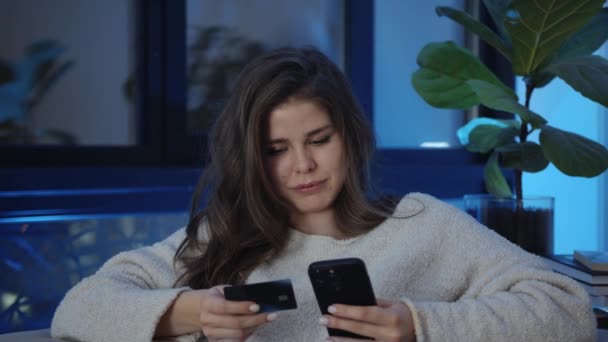 Usmívající Mladá Žena Zákazník Drží Kreditní Kartu Smartphone Sedí Gauči — Stock video