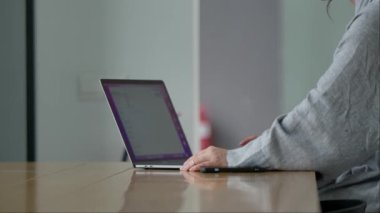 İş kadını profesyonel kullanıcı ellerinin dizüstü bilgisayarda klavye kullanarak bilgisayar başında oturması bilgisayar yazılımları uygulamaları teknoloji konseptiyle online çalışması, yan görünümü kapatması.