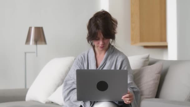 ノートパソコンを使って研究をする起業家に焦点を当てた 自宅のオフィスの机に座ってコンピュータを使用して若い女性の専門家 現代のハイテクポータブルコンピュータで働く忙しい労働者のフリーランス — ストック動画