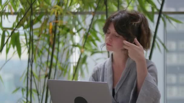Fokuserad Affärskvinna Entreprenör Skriva Bärbar Dator Gör Forskning Ung Kvinna — Stockvideo