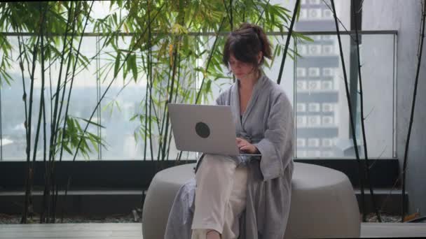Skupiony Bizneswoman Przedsiębiorca Pisząc Laptopie Robi Badania Młoda Kobieta Profesjonalistka — Wideo stockowe